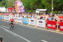 媒体评人形机器人半马：创新没有终点 技术进步显著