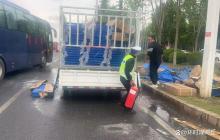 街头突遇火情 警民合力救援 险情无情人有情