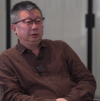 “给我15分钟” ，父亲遗体即将运走，法医儿子在解剖室第一次亲了父亲