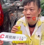 柳州震中一超市老板仍在坚守 矿泉水泡面给救援人员