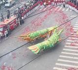 潮汕街头上演龙虾斗花甲 非遗文化的新活力