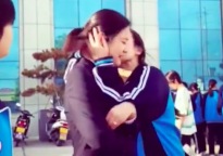 畢業(yè)之際女孩向老師表達(dá)喜愛 網(wǎng)友：她一定是鼓起了非常大的勇氣