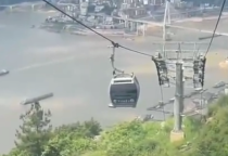 巫峽口索道突發(fā)停運(yùn)吊廂懸停半空 文旅局：瞬時(shí)風(fēng)速過(guò)大所致 已恢復(fù)