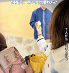 女生前往北京野生動(dòng)物園游玩 隨機(jī)把手中白菜投喂給飼養(yǎng)員