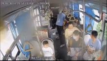老人車上發(fā)病公交司機緊急送醫(yī)，乘客來電“求表揚”