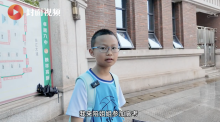 9歲男孩獨自陪姐姐參加高考 溫情一幕感動網(wǎng)友