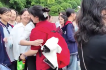 暖心！考点外女生排队要抱抱，老师挨个送！