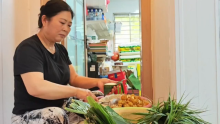宿迁“粽娘”一天能包上千个粽子 母爱与手艺的传承