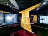 世上最细金线编织华服京绣龙袍亮相北京 熔金择粹展魅力