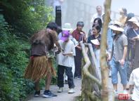 景区10万元高薪招募的野人上岗了 大学生扮演引游客互动