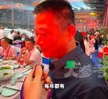 45岁父亲关掉凉皮店专职照顾脑瘫女儿 每天边唱边跳陪女儿做康复训练