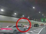 杭州隧道内交警被轿车撞顶推行数米 事故视频引关注
