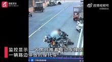 河南新乡一男孩碰倒4万元摩托多次尝试扶起 车主看监控后不追责“挺暖心，有担当”
