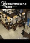 店员接住踩空后仰的幼童 危机中的善良伸手