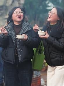 杀猪宴爆火 成绩了流量升腾起年味 上万东说念主报名赴宴