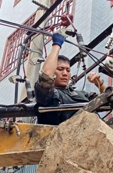 休假战士紧急奔赴抗洪现场 休假不休战