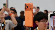 毫米波信号难穿透：苹果 iPhone 17 Pro 美版顶部新增玻璃开孔，用于 5G mmWave 天线