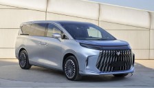 北汽极狐首款豪华中大型 MPV 完成申报：5.3 米车长、插混动力