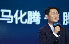 AI从“慢”到“重押”：马化腾3年年会讲话透露了哪些关键信息