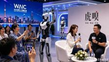 WAIC最冷静的8小时：20位CEO，把AI实账摊在了虎嗅的桌上