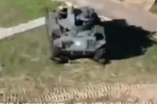 无人机拍摄的台军火炮车清晰可见 停在空地中央