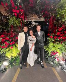 54岁香港豪门千金补办婚宴，与大13岁丈夫再婚三年，夫妻盛装迎宾