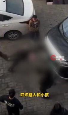 河南一男子用头多次撞击车辆