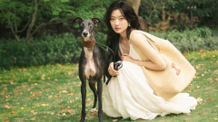 孙千穿白色吊带长裙清新温柔 阳光下笑容明媚灿烂