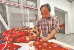 自己开服装厂、带出120个徒弟、赠老人冬衣…… 天门“自强大叔”用善良温暖身边人
