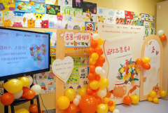 “这世界不停开花，我想放进你心里一朵！”