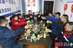 加油站的团年饭，让归乡司机暖胃又暖心
