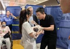 泌尿外科医生坐高铁,接生了个孩子