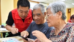Xianyang, insegnare agli anziani a usare lo smartphone
