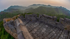 La Grande Muraglia di Jinshanling coperta da nebbia leggera