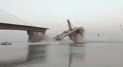 印度耗资百亿卢比的大桥又塌了，民众目睹坍塌全程，去年已塌过一次