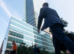 关税大战自砍手脚！美媒：美服务贸易已岌岌可危