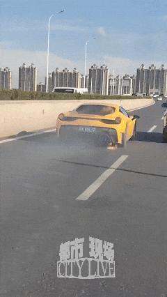 法拉利高架上起火 火勢(shì)猛烈半截車身被燒毀