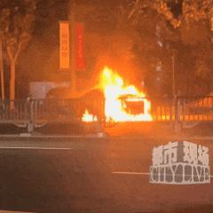 鄭州一轎車深夜自燃 消防及時滅火 無人員傷亡