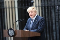 Boris Johnson permanecerá como primeiro-ministro "até que o novo líder assuma o cargo"