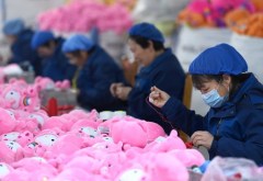 Made-in-China stuffed bears spread joy of Christmas overseas