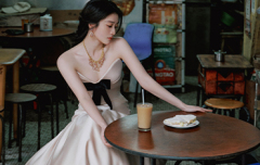 张雪迎身着缎面礼裙长发垂落肩背 神态柔婉松弛