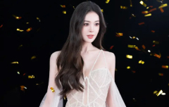 新疆美女太养眼！娜扎穿轻纱吊带裙纯欲感拉满