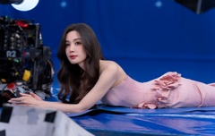 娜扎穿立体花饰粉裙手捧花束 甜笑灿烂侧颜精致