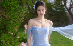 王楚然穿蓝纱裙宛若花中精灵 回眸灵动梦幻迷人
