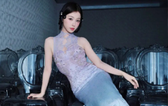 虞书欣穿蕾丝旗袍复古优雅 鱼尾裙摆显曼妙动人