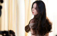 娜扎身穿露肩白裙美神降临 大波浪卷发温柔明艳