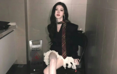 鞠婧祎穿黑西装搭白短裙 双腿又细又长酷飒吸睛