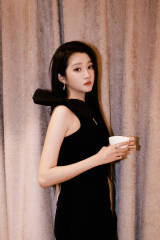 关晓彤穿修身西装干练优雅 黑长直造型清纯动人