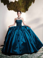 杨幂穿深蓝抹胸裙气场强大 手捧麦穗眼神温柔