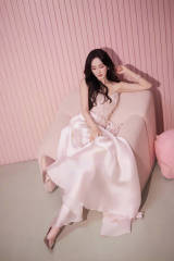 杨幂穿抹胸裙娇嫩甜美！身材苗条状态似花季少女